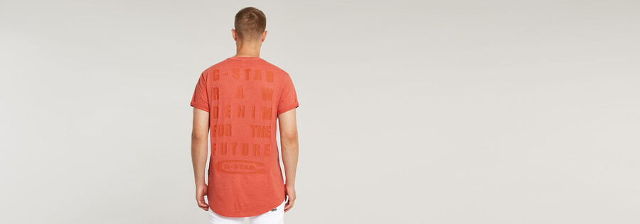 camiseta con texto en la espalda gráfico y pestañas teñidas