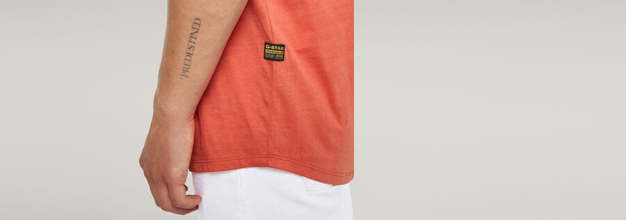 camiseta con texto en la espalda gráfico y pestañas teñidas