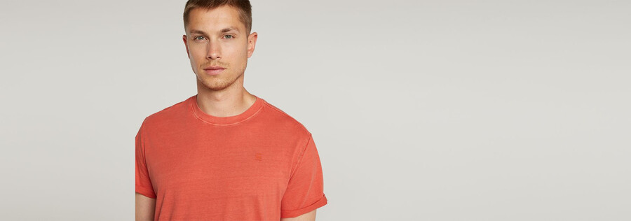 camiseta con texto en la espalda gráfico y pestañas teñidas