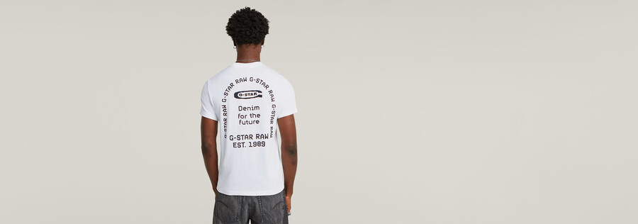 camiseta con arco gráfico en la espalda
