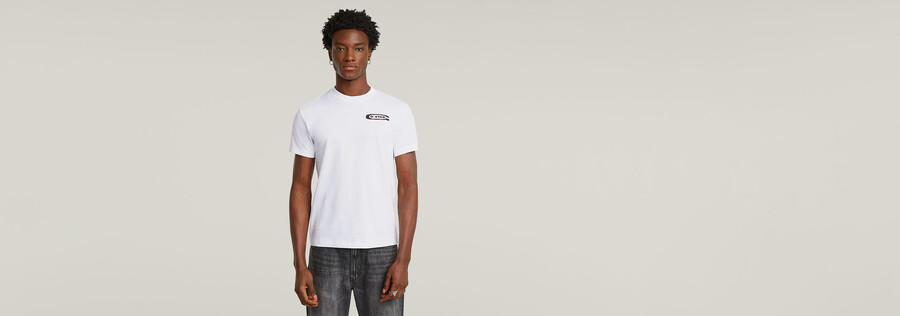camiseta con arco gráfico en la espalda