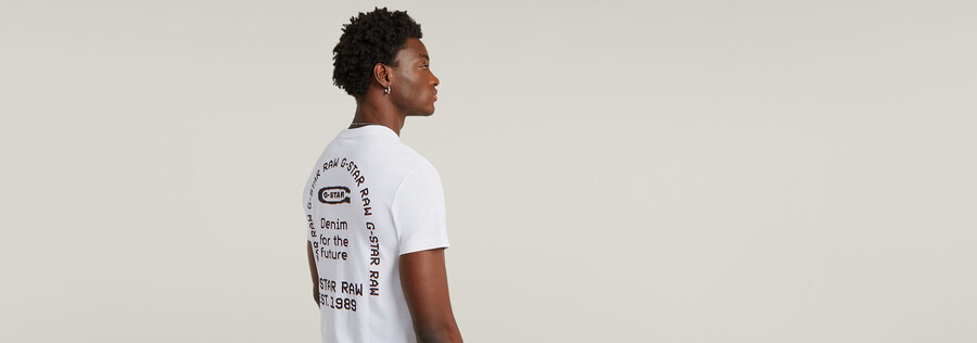 camiseta con arco gráfico en la espalda