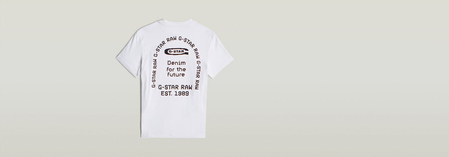camiseta con arco gráfico en la espalda