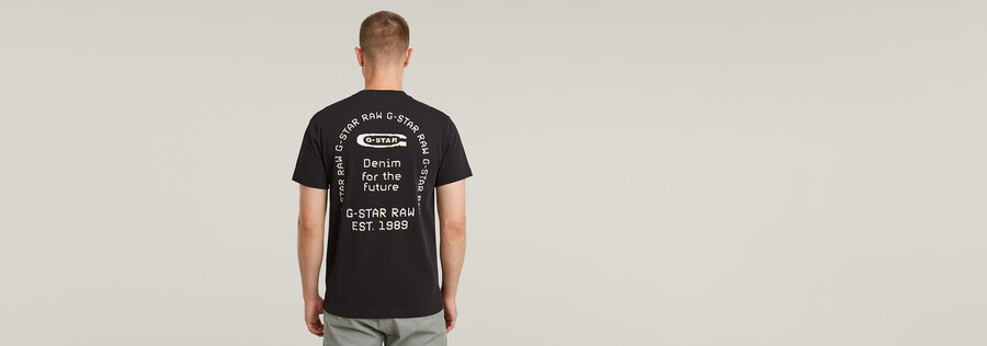 camiseta con arco gráfico en la espalda