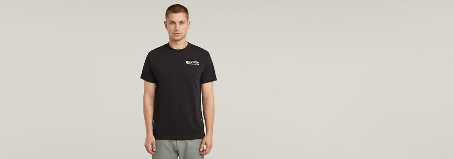 camiseta con arco gráfico en la espalda