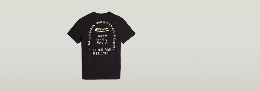 camiseta con arco gráfico en la espalda