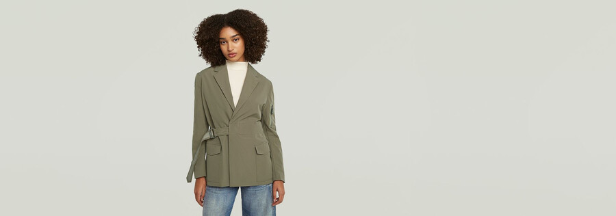 blazer con cinturón